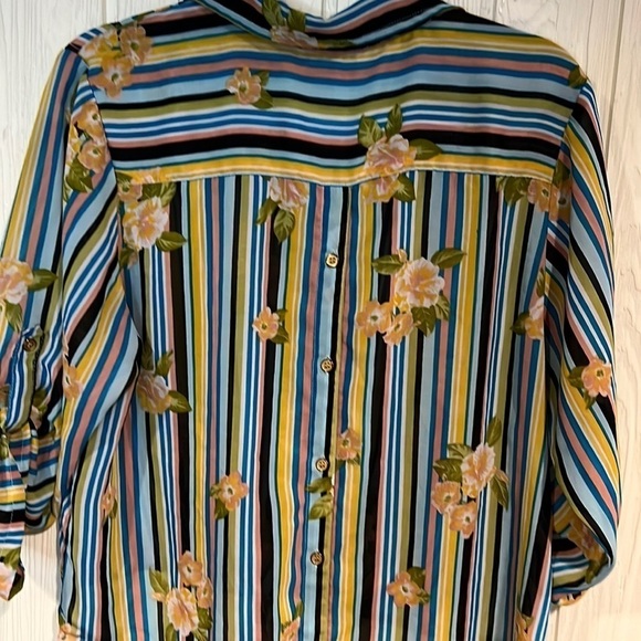 Mileage BLOUSE WITH TIE WAIST AND LONGER SHIRT TAIL BACK size.XL - Picture 7 of 12